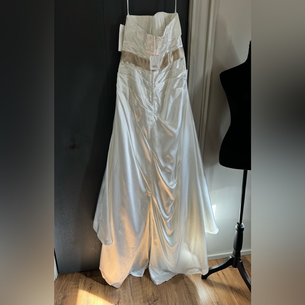 David's Bridal Strapless Charmeuse A-Line Size 14W Wedding Dress STYLE# 9OP1242 - Picture 13 of 16